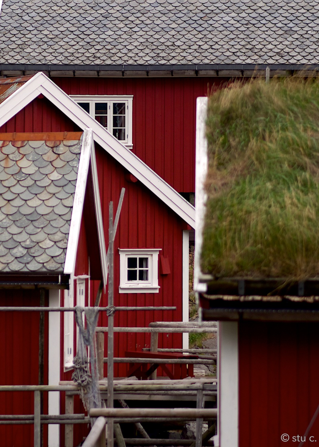Drying racks and walkways to the stilted rorbuer