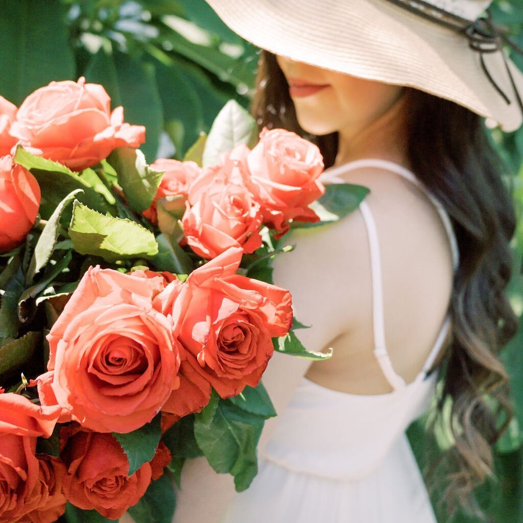 Stop and smell the roses. Buy them, too! Better yet - plant them 🤗.

Florals &amp; Location: @thesecrethardenrgv
Concept: @valleyweddingpages

#easttexasphotographer #easttexasweddings #kilgoretx #kilgoretxphotographer #tylertx #tylertxphotographer 