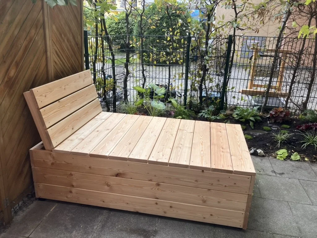 terrassenmoebel aus lärchenholz. liege auf Terrasse, loungemoebel,