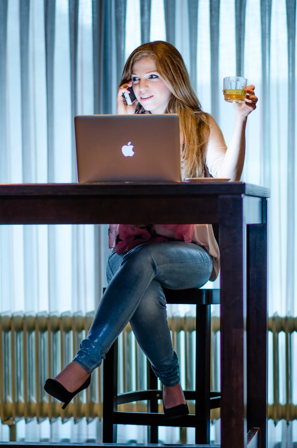Macbook Pro, iPhone en een glas thee.