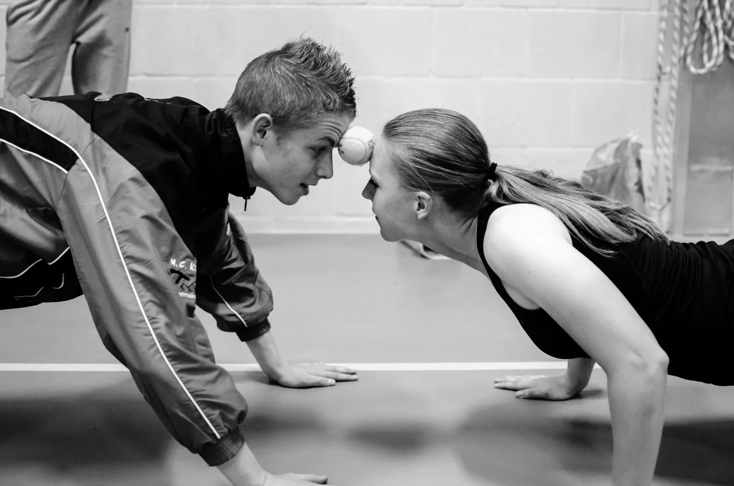 Cooperation exercise with a tennis ball. Exposure: 1/250 @ f/2,0 ISO 800, 35mm