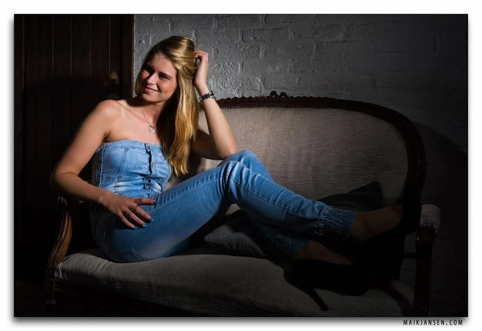 Het bekende bankje in de studio. Klik hier voor meer foto's van deze loveshoot .