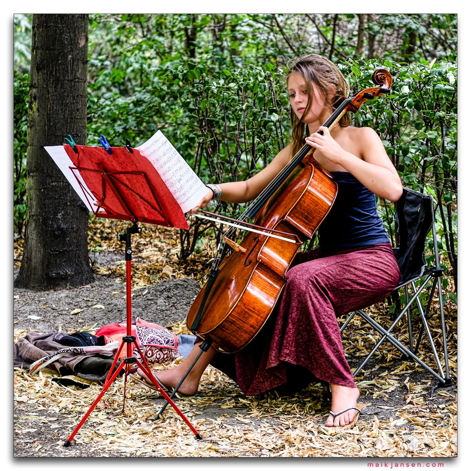 Girl and cello. Exposure: 1/125 sec @ f/3,5 ISO 800, FL 85 mm