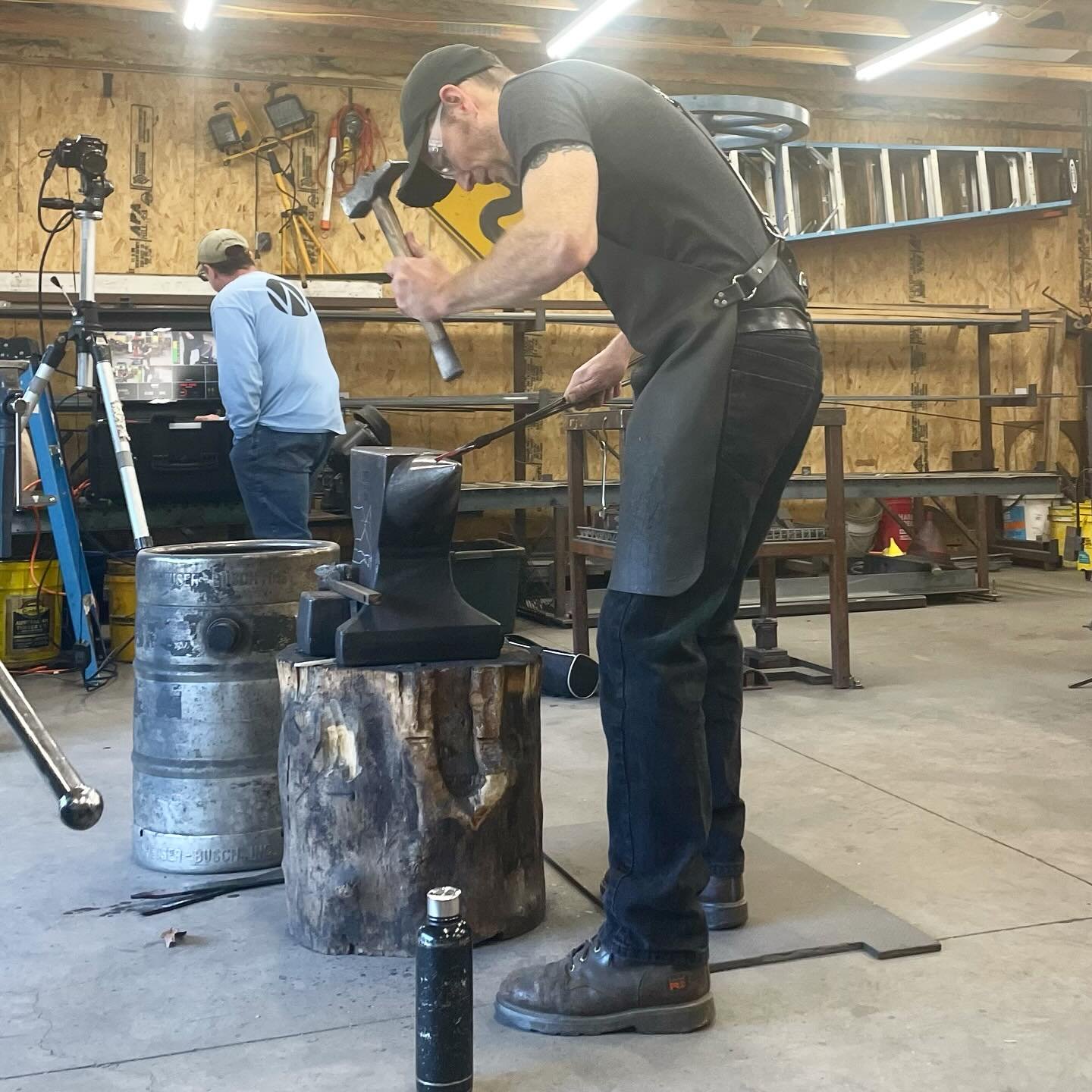 We had a great time hosting the folks from @cv_blacksmith_guild at our studios this weekend. So great to see old friends and make some new ones. 🌟

Kyle demonstrated his techniques for forging the ginkgo leaves in our latest collaborative sculpture 
