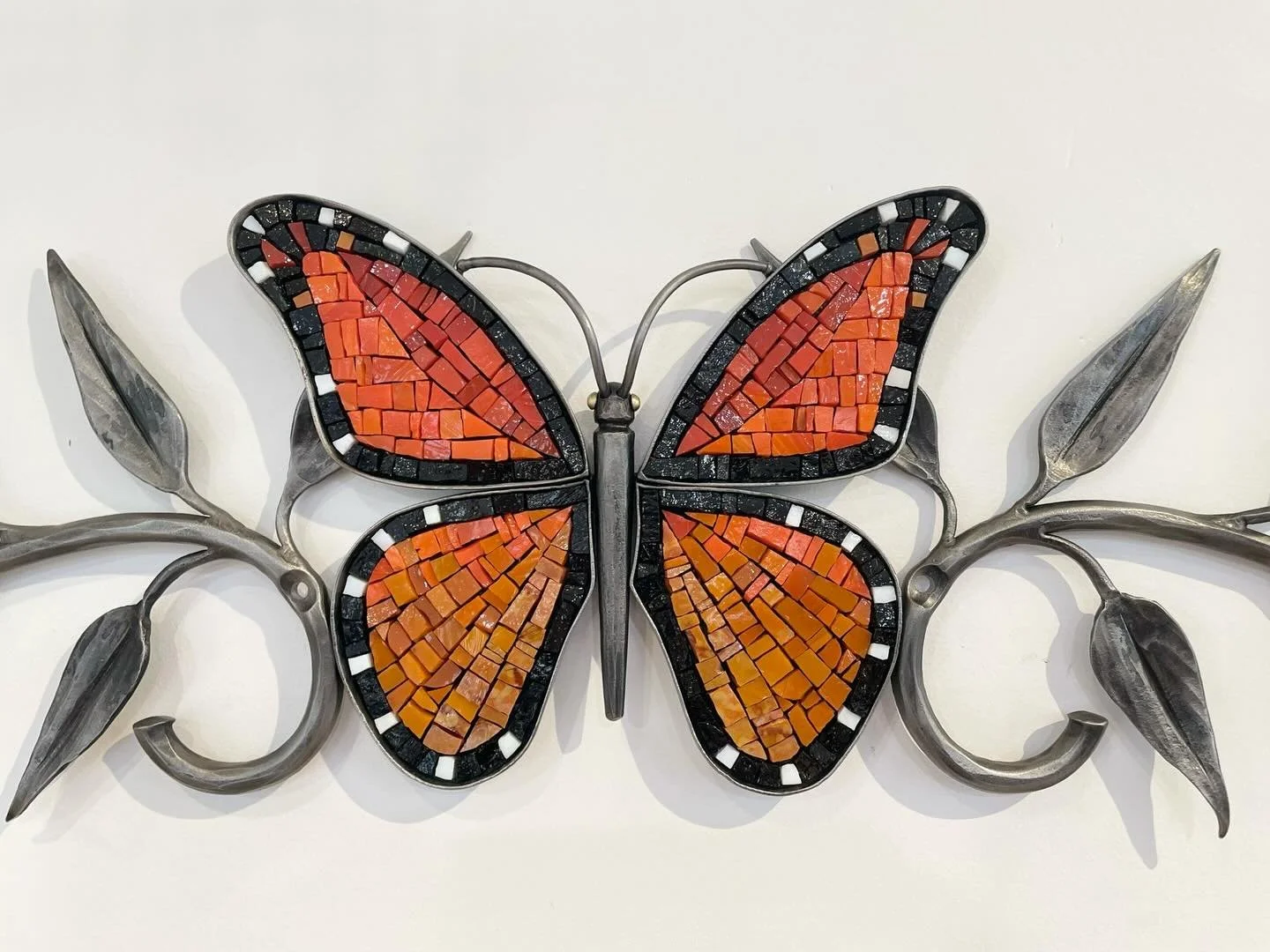 Details and work-in-progress shots of our first wall sculptures in forged steel and glass mosaic from last year. 💫

More photos and stories about these pieces in a new post on our website. Find the link you know where or go here: https://phoenixhand