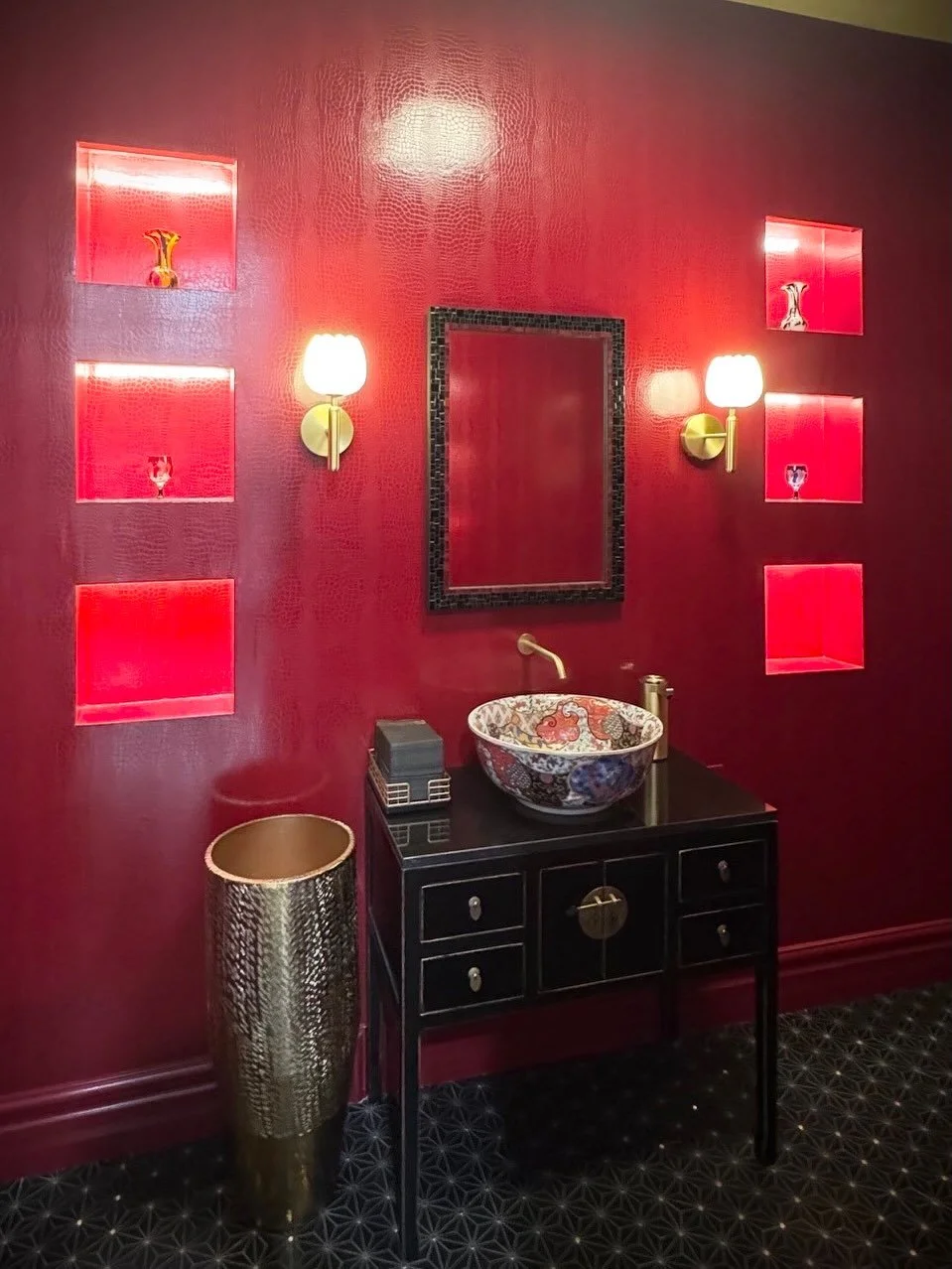 Love the drama in this mirror project we just wrapped up for a home in Los Vegas. ◾️🔺✨🔺◾️