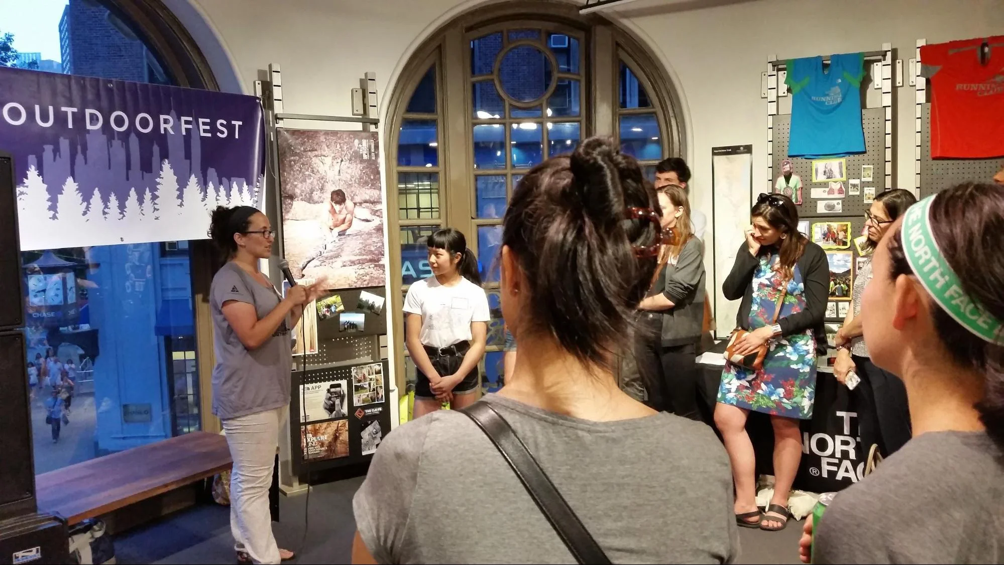 Sarah Knapp fundadora de Outdoorfest, introduciendo a Ashima Shiraishi.