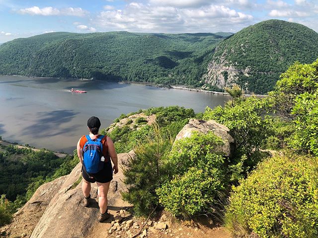 Enjoying the amazing weather with a hike on Breakneck Ridge this weekend with @hjsender 🤩.
&bull;
Thanks @deuter_usa for the awesome Speed Lite pack. We can&rsquo;t wait to talk hiking &amp; backpacking 101 with you and @girlgottahike at the campout