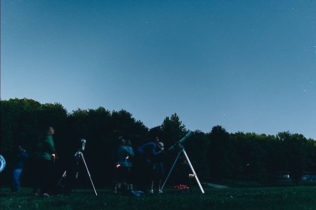 The night sky through telescopes with @aaadotorg.
&bull;
Photo by @ezekielgonzalez_ from OutdoorFest 2017 Campout.
&bull;
*And yes, there are stars, constellations and planets galore to be seen from Staten Island! #outdoorfest2019