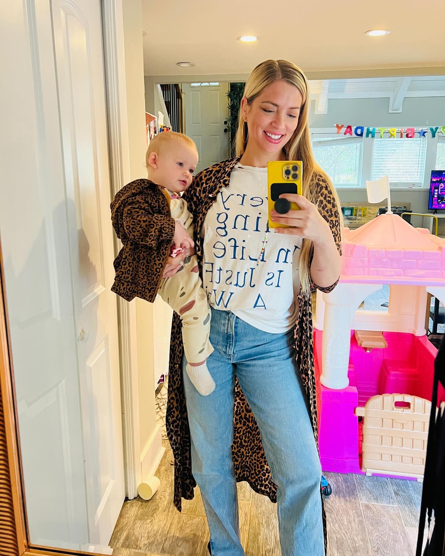 We all had cute outfits on today. T-shirt is hand painted by @feuergod, leopard robe is vintage and these jeans I bought 2 years ago finally fit. 🙃