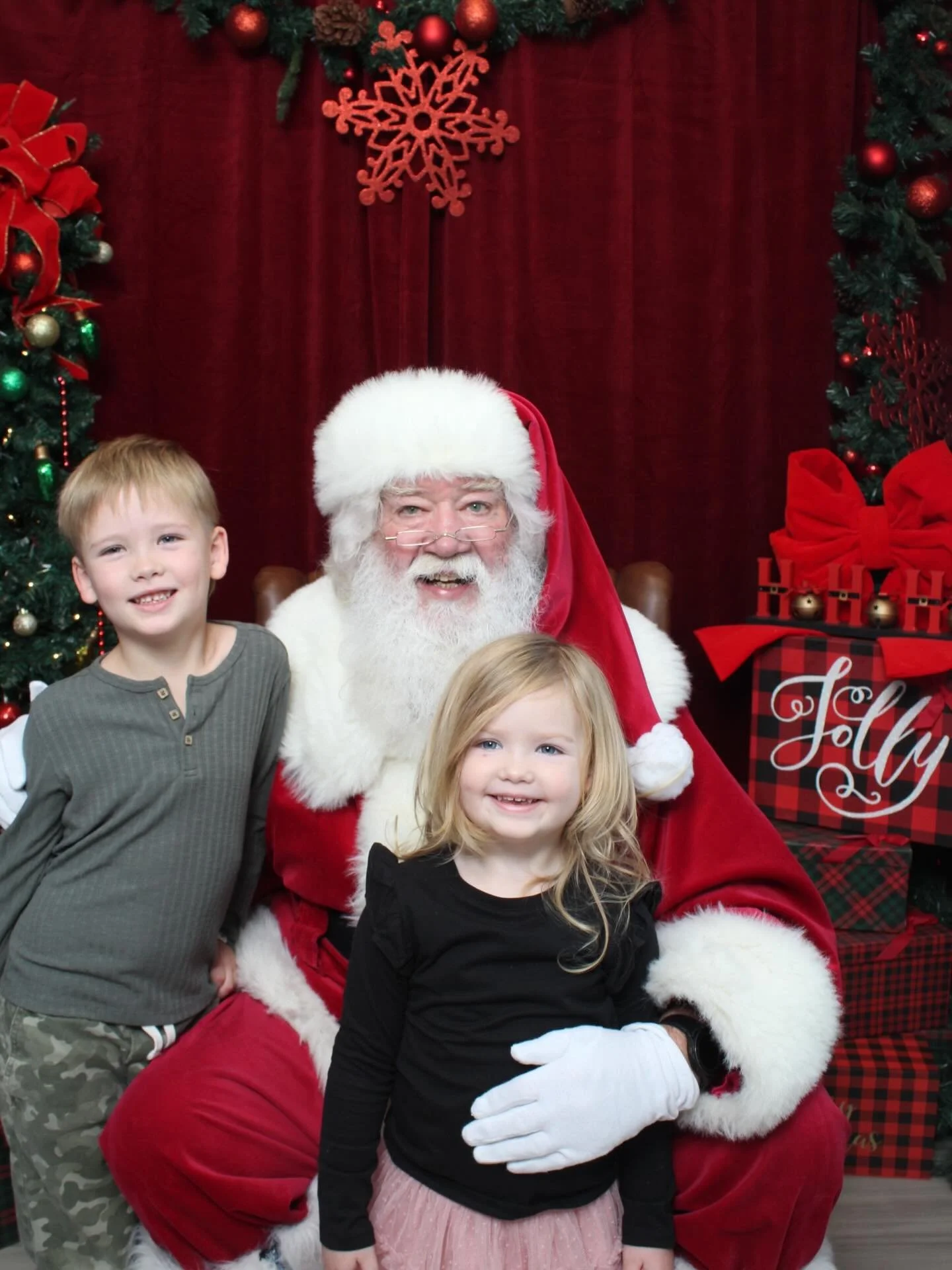 Second photo is a pure encapsulation of a Scorpio daughter and Aquarius son. The Christmas magic is in full effect in the Valentine Lanham home.