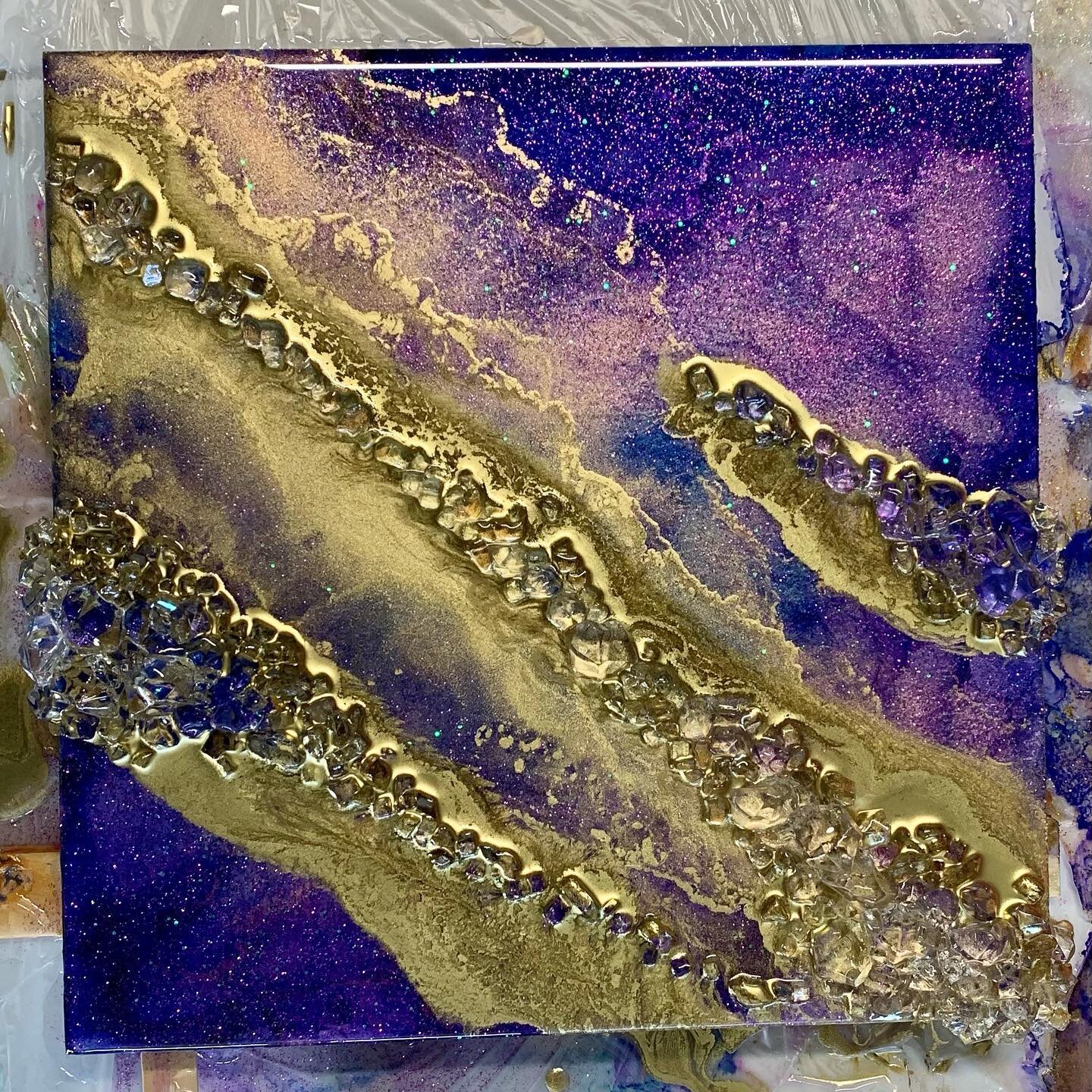 🦄

#resin #geode #resinart #geodeart #resinartist #artistofinstagram #artist #interiordesign #crystalart #elegance #simplicity #beartthrive #inspiration #design #crystals #24kgold #amethystresin #amethystgeode #amethystart #purple #purpleresin