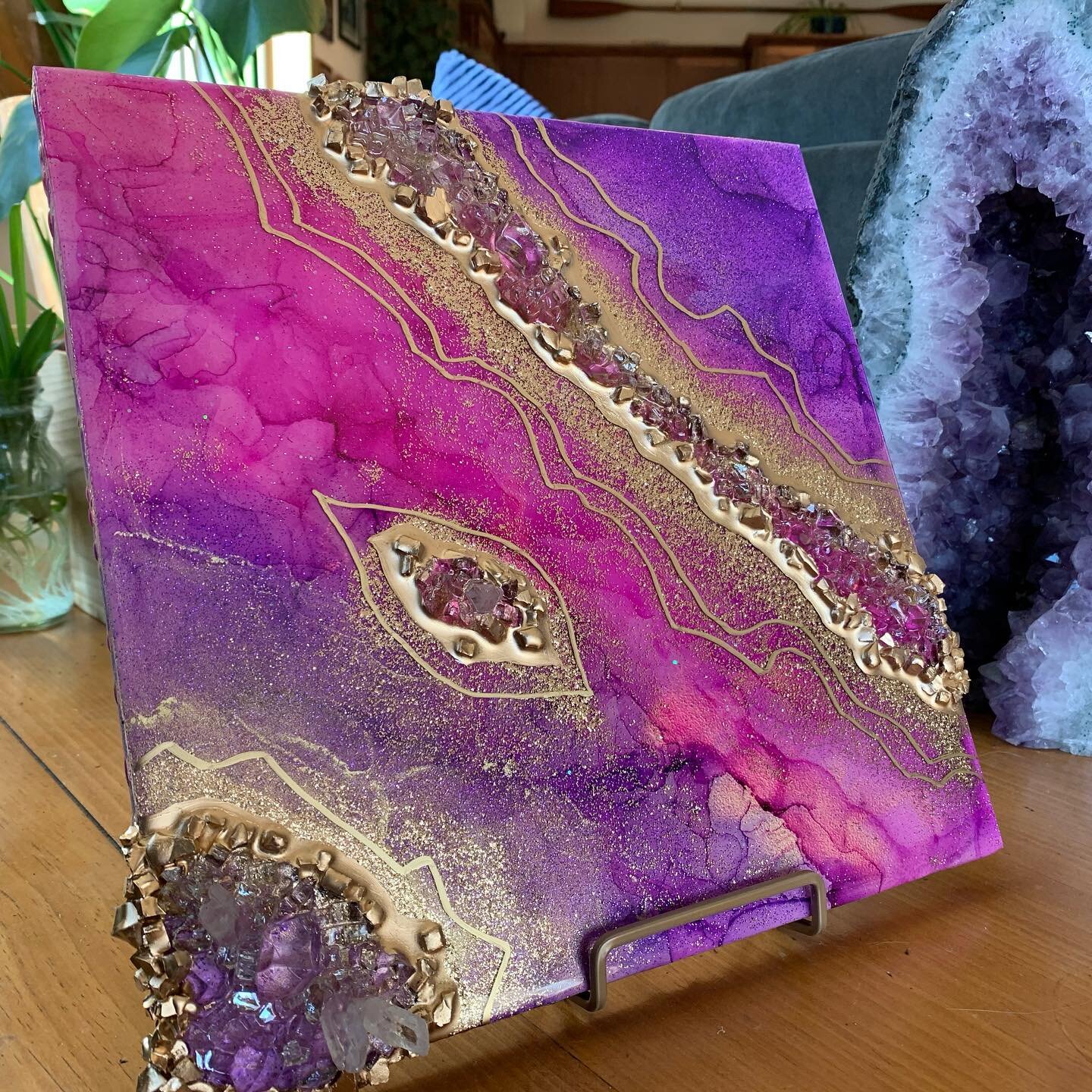 Dreamy vibes for Monday morning 💕💜💕&mdash;&mdash;&gt; DM for deets 💫 

&bull;
&bull;
&bull;

 #resin #geode #resinart #geodeart #resinartist #artistofinstagram #artist #interiordesign #crystalart #elegance #simplicity #beartthrive #inspiration #d