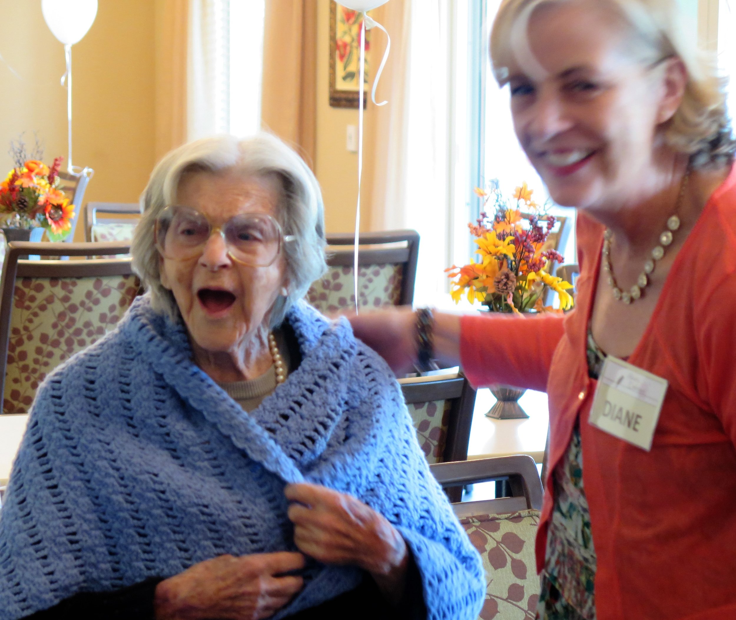 AE - Oakmont of Fresno Dorothy singing with Diane.JPG