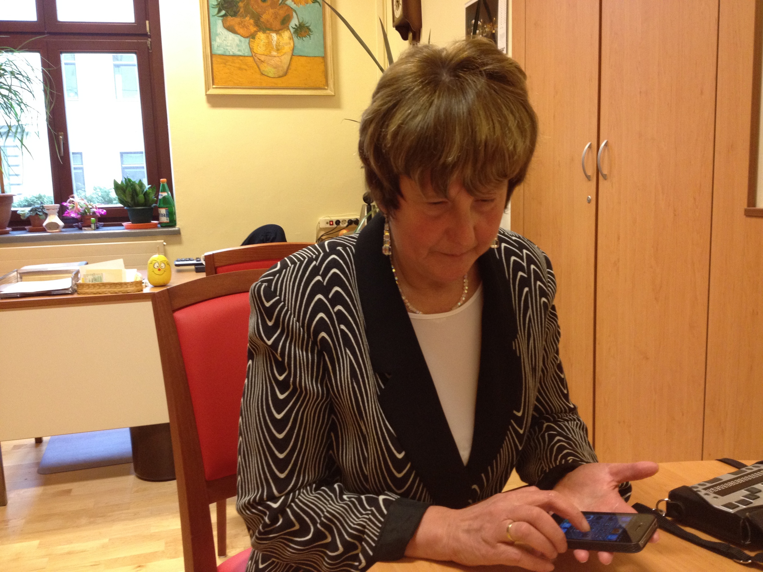 Eva Papst mit iPhone