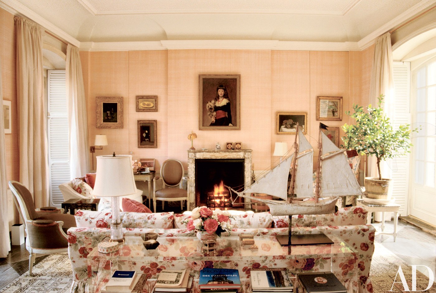 The pink living room of American heiress and art collector Bunny Mellon's Manhattan residence gets us every time, no matter how many times we've seen it. The designer's entire Manhattan home is a perfectly medley of chintz and good taste, latticewor…