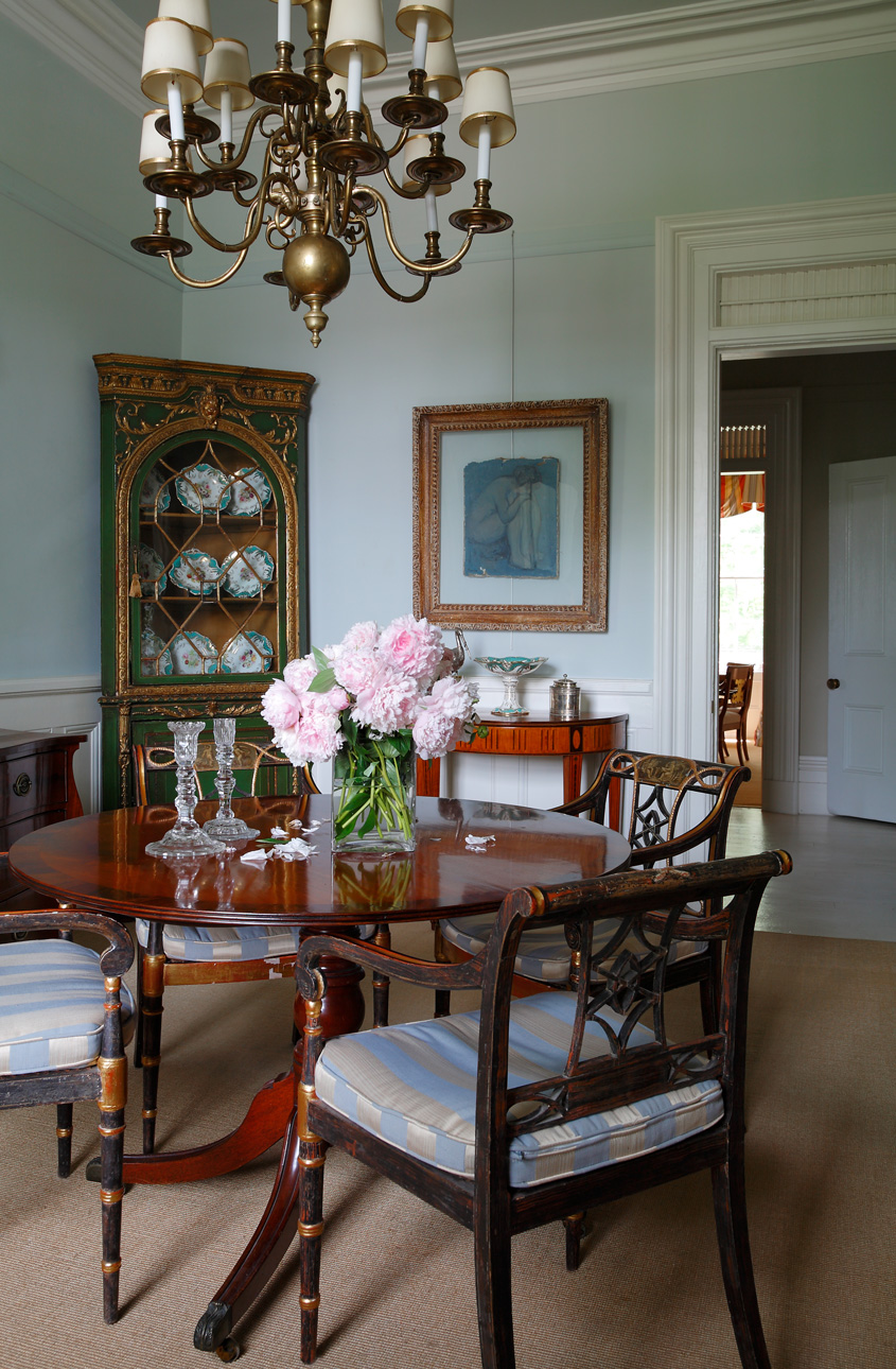 Décor: An English Country House by Susan Burns Design