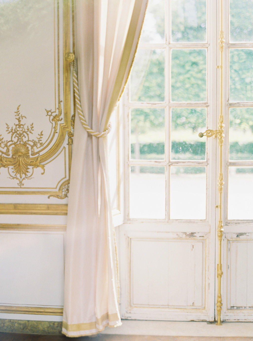 A beautiful wedding in Versailles from the portfolio of Trille Florai. Shot by Sophie Kaye Photography, it features the beautiful work of wedding florist Cara Fitch. You can read more about her here.