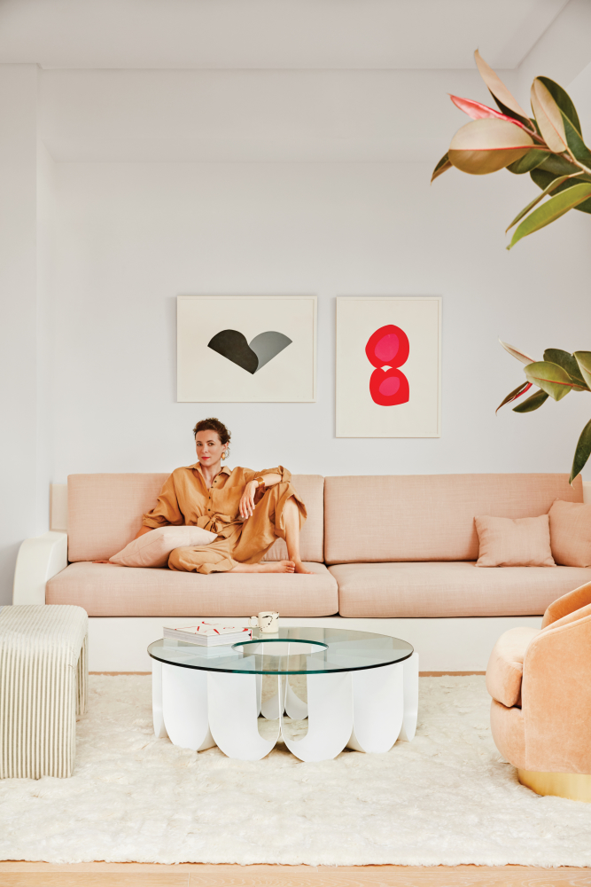 Despite rarely favouring modern spaces, we found ourselves drawn to Garance Doré’s new California home. The bright, ultra-modern house in Mar Vista—with its unusual palette of red, pale peachy pink, blue and black—came together with the help of inte…