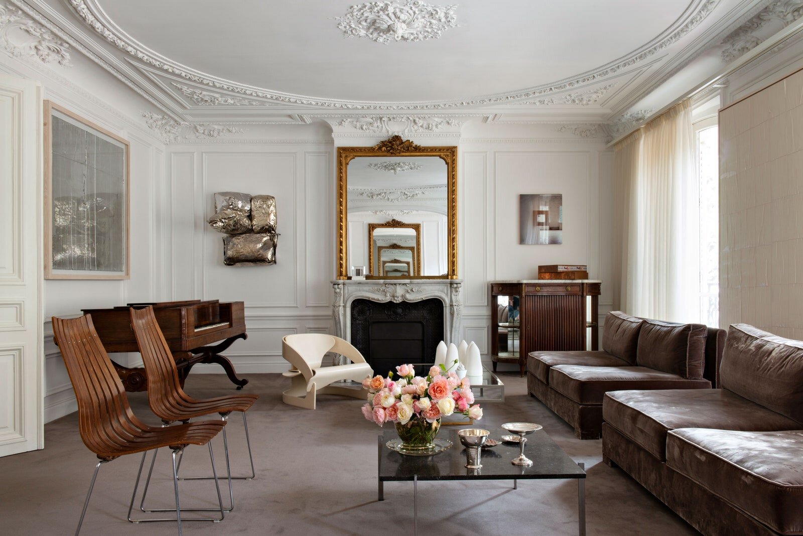 Today’s décor inspiration comes by way of this stunning 4-bedroom Paris apartment in a Haussmann-style building near the Arc de Triomphe. Decorated by French architect Benoit Dupuis for its Beirut-born inhabitant, the space includes the décor elements originally done by Parisian decorator Jean-Dominique Bonhotal, alongside midcentury pieces, contemporary works of art, as well as built-in closets and inner shutters designed by Dupuis. Other elements we love, of course, include the crown mouldings and boiserie…