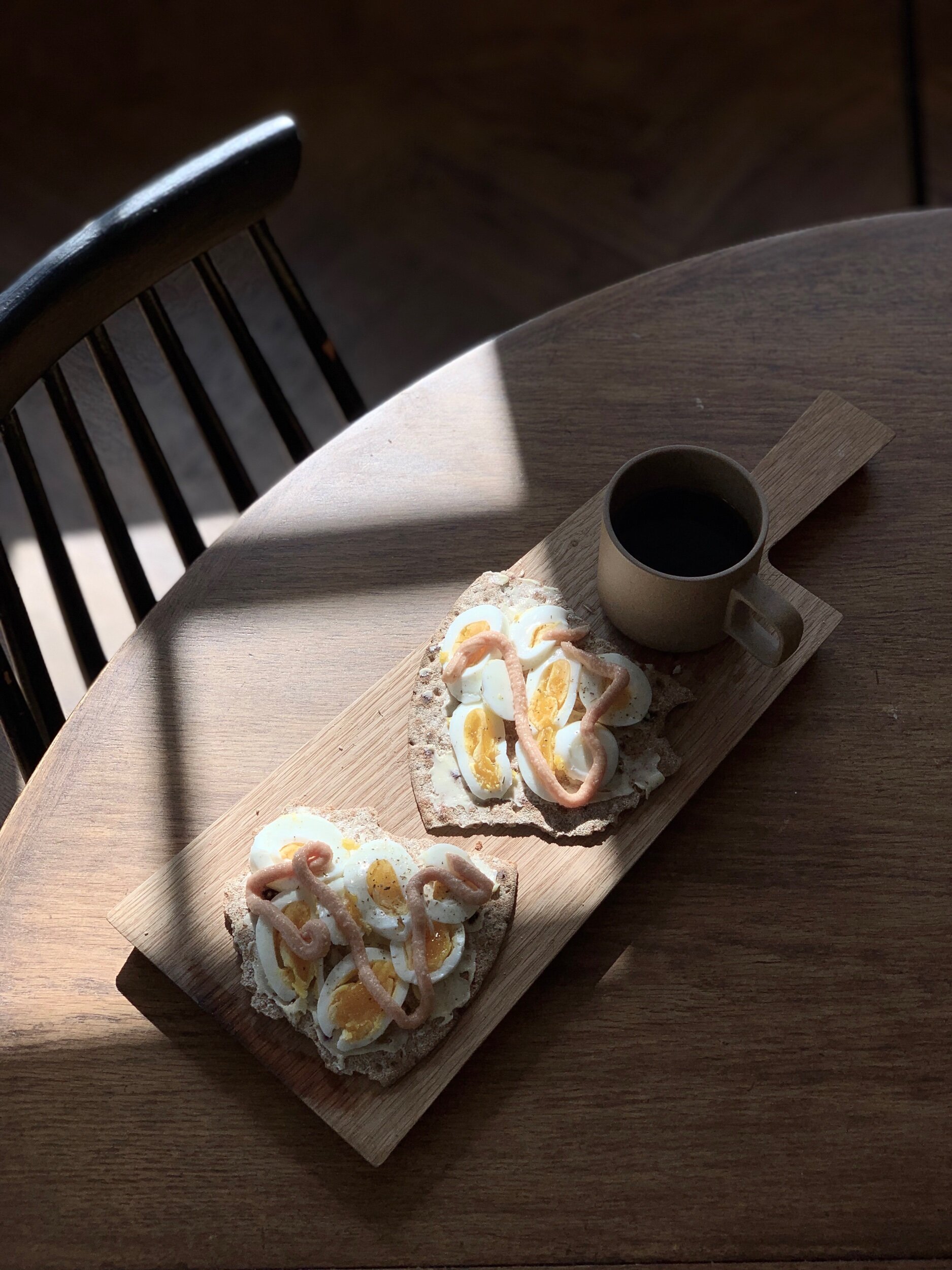 Att göra livet lite enklare när orken tryter kan vara en knäckemacka med ägg och kaviar eller med bara lite örtsalt på. Funkar super som en lagom mättande och hälsosam lunch. Jag upprepade den ett par gånger den här helgen.