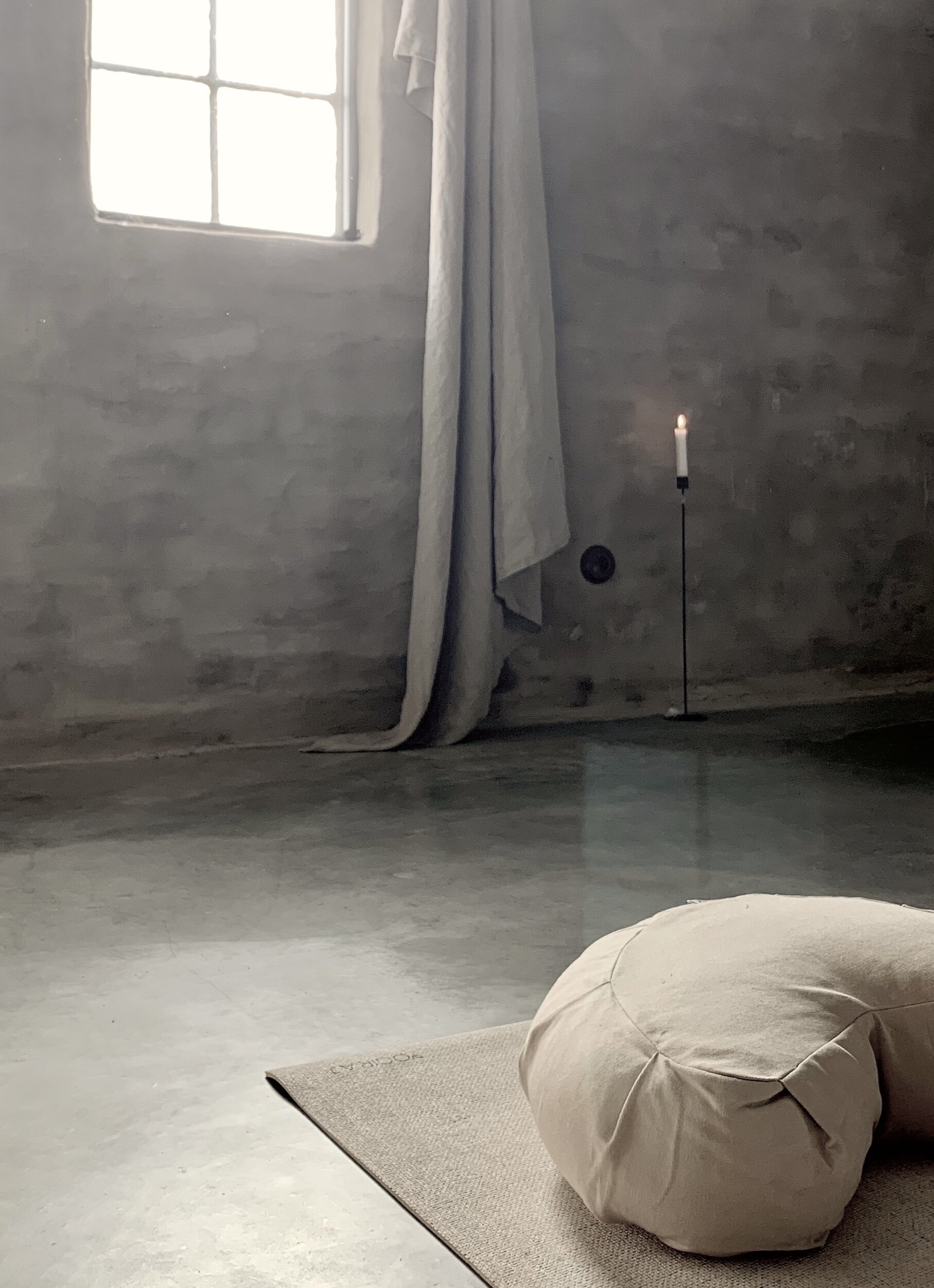 Meditation är banne mig det bästa jag börjat med under de senaste året. 10 min varje morgon ger mig så tydliga och pålitliga insikter i stort och smått. Meditation är numera mitt bästa verktyg till den inre vägledningen. Till att göra de val och handlingarna som jag tror jag är grundad till att faktiskt välja med hela hjärtat. Bästa meditations-appen jag testat heter Mindfulness . I bilden ser ni också min ekologiska yogamatta och meditationskudde från Yogiraj . Även det en väl genomtänkt och långsiktig investering för en komfortabel stund där på mattan.