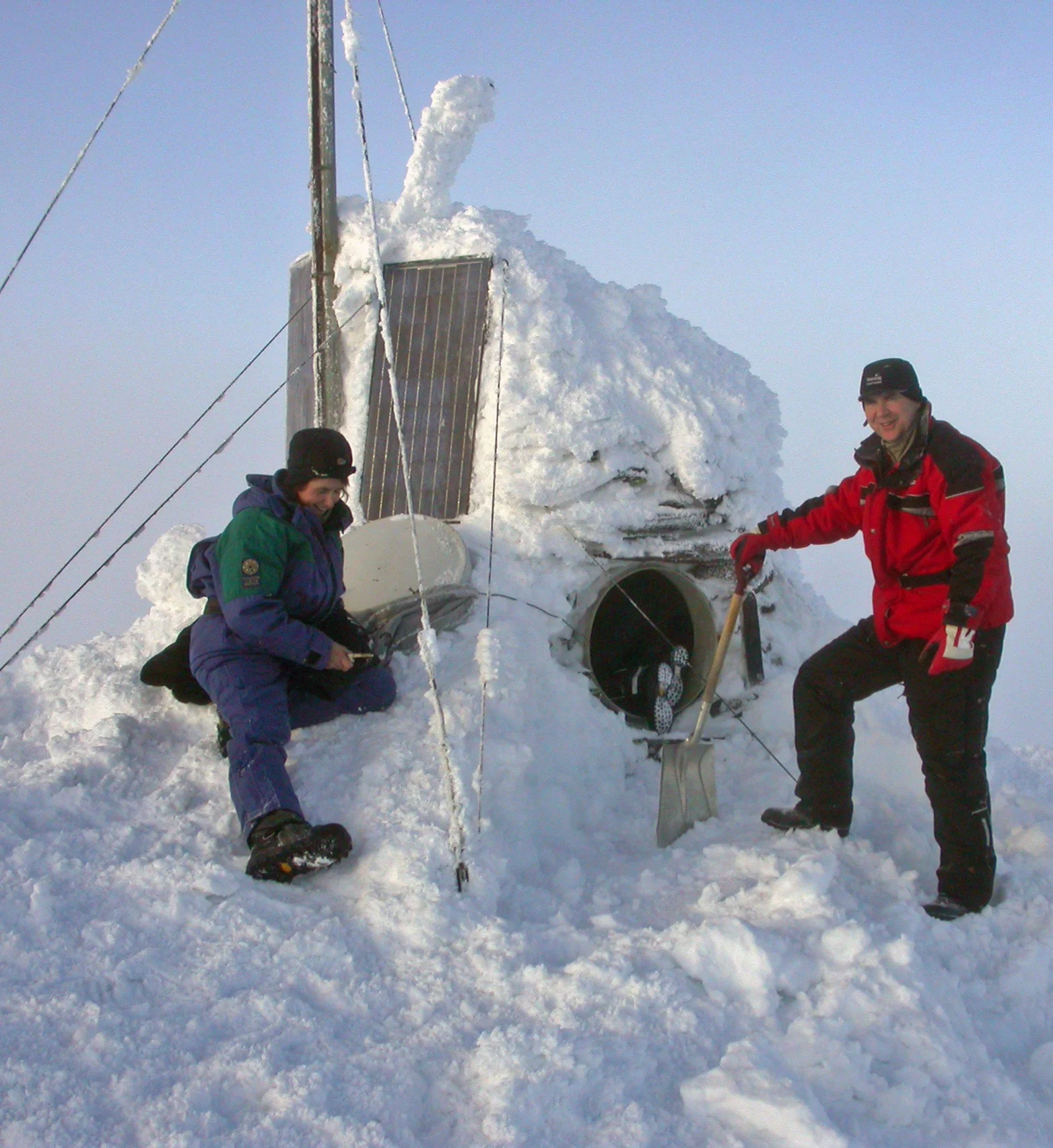 22. januar 2008: Batteriskifte (repeater) på Hogna-toppen. Fra venstre: Berit Broen, SNO, Terje Borgos (inne i "boksen") og Hans Iver Kojedal (jobbet for Ålen og Haltdalen fjellstyrer). Foto: Erik M. Ydse, SNO. Last ned denne nyhetssaken , skrevet av Erik M. Ydse (NB: nettsida ble oppdatert med denne saken noen uker senere).