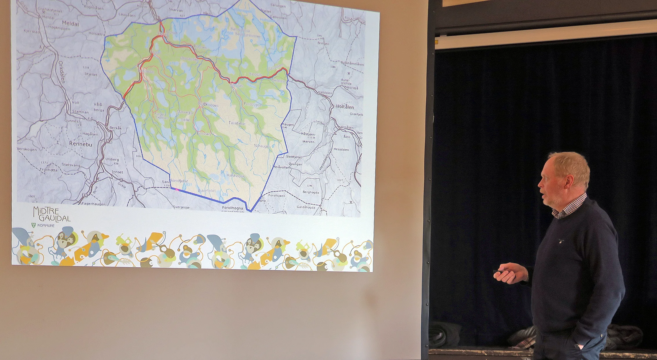 Sivert Moen, ordfører i Midtre Gauldal, ønsket årsmøtedeltakerne velkommen til Nordhauka forsamlingshus. Kartet viser at Midtre Gauldal har betydelige arealer i villreinområdet. Foto: A. Nyaas