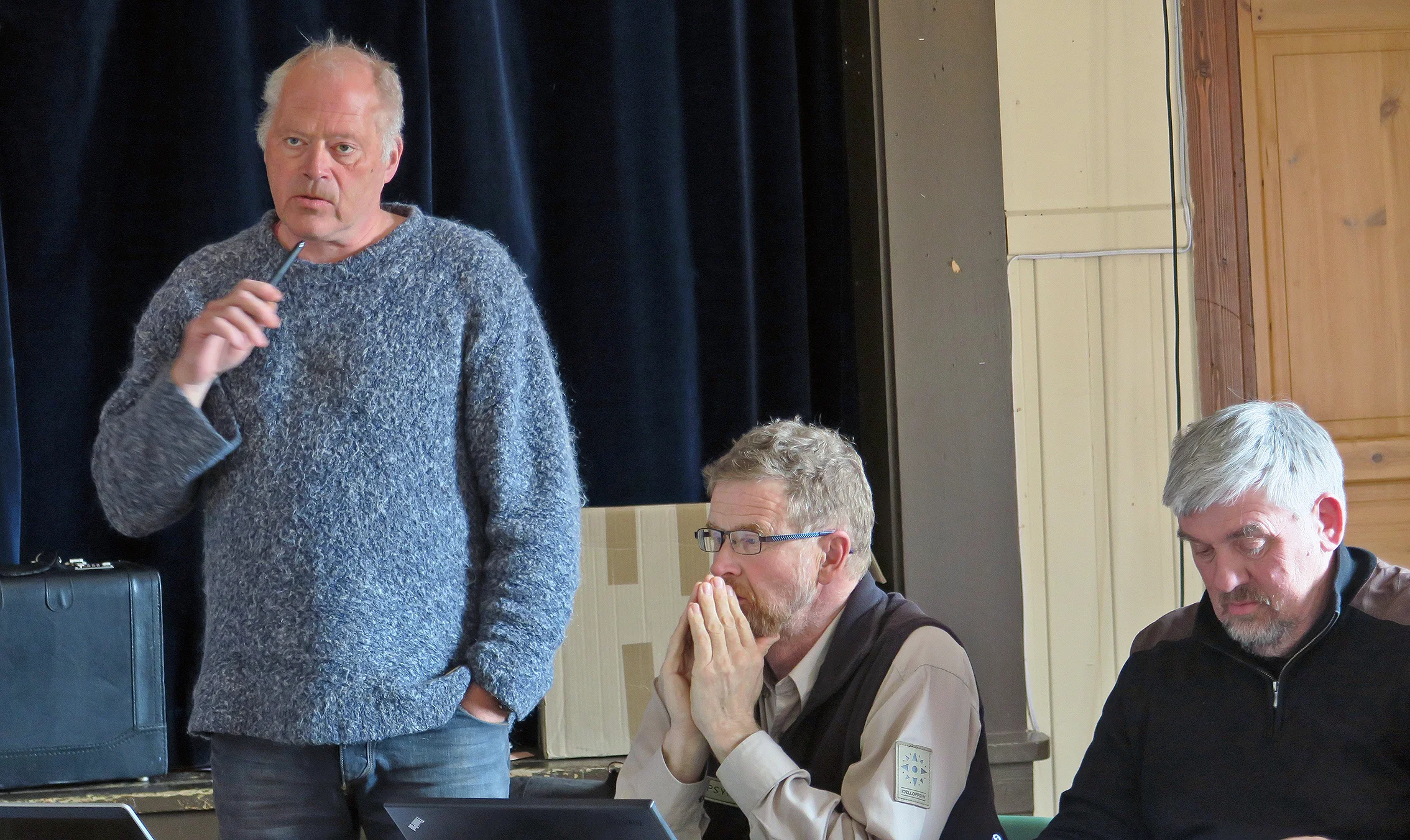Villreinforsker Olav Strand (Norsk institutt for naturforskning) leder kalveregisteringsprosjektet i Forollhogna. Øvrige på bildet er sekretær Terje Borgos og leder Hallvard Urset. Foto: A. Nyaas