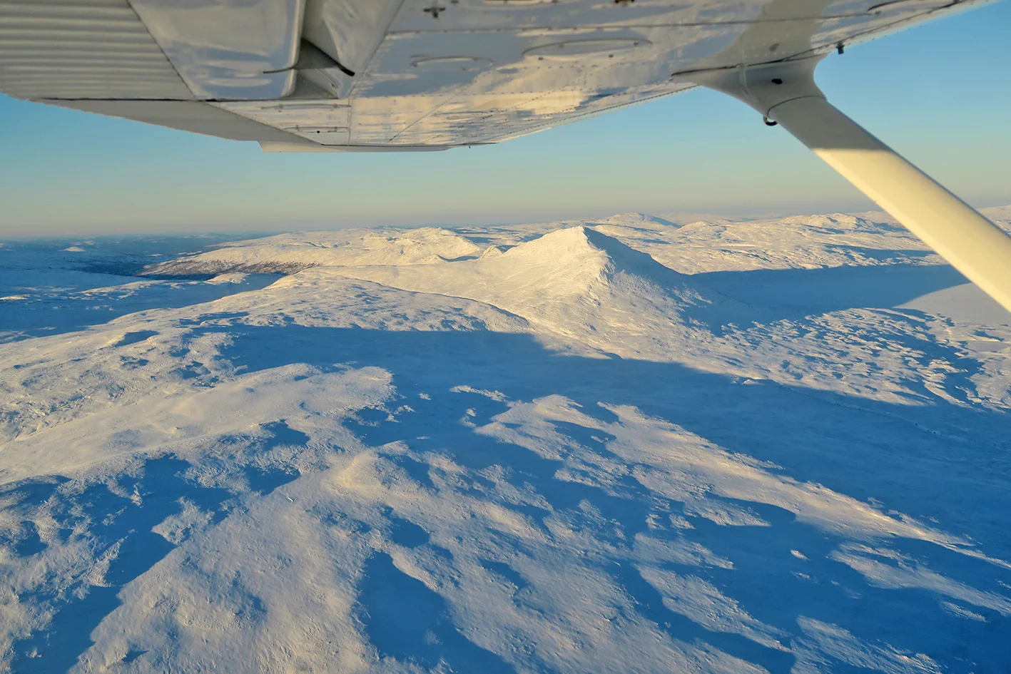 I bitende kulde mandag 7. november ble det gjort forsøk på minimumstelling i Forollhogna. Telling før jul har aldri tidligere vært prøvd. Her flyr vi over Snuddalen med utsikt nordover. Foto: Arne Nyaas