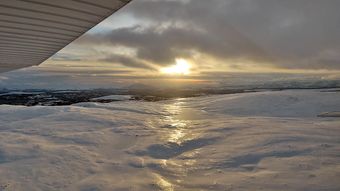 Det er varierende forhold i fjellet nå. Her flyr vi over Bjønntjønnan i Vingelen (Gjersjøen lengst unna). Foto: Arne Nyaas