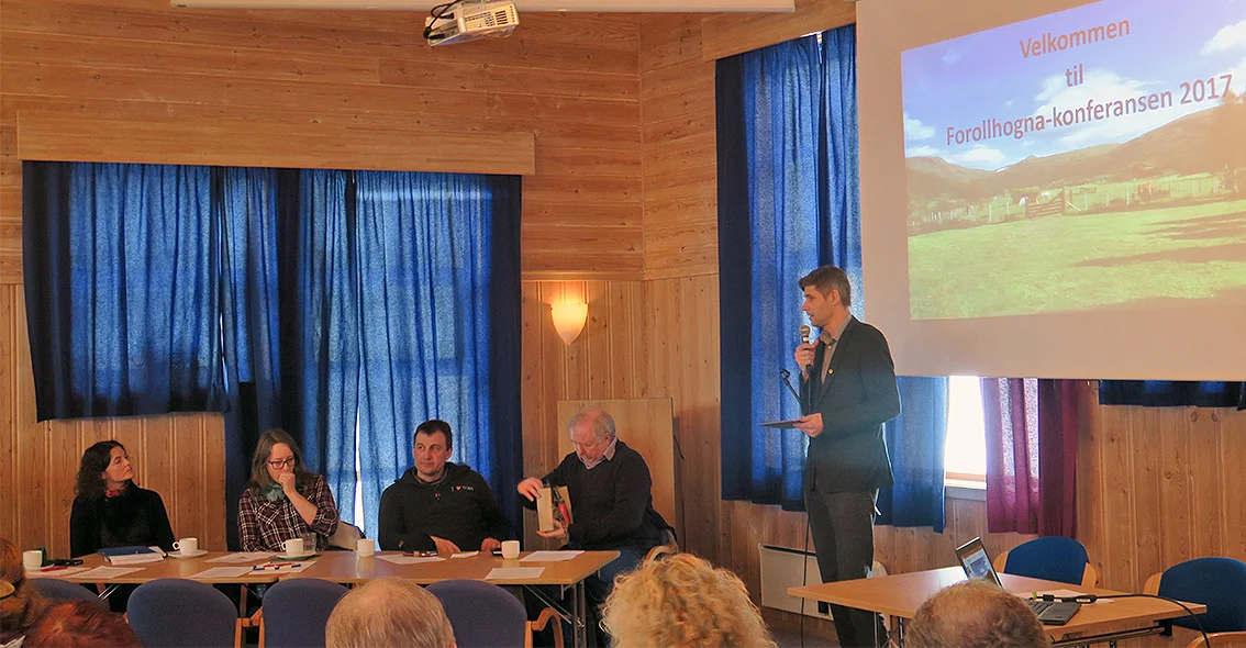 Ola Øie, ordfører i Rennebu kommune, ønsket velkommen. Fra venstre: Stine Rybråten, NINA, Ingrid Nerhoel, Norsk Villreinsenter Nord, Ståle Solem, Budal, Jan Håvard Refsethås, leder i nasjonalparkstyret og ordfører Ola Øie.. Refsethås takket samtlige bidragsytre - og overrakte en gavepose med lokalprodusert mat.