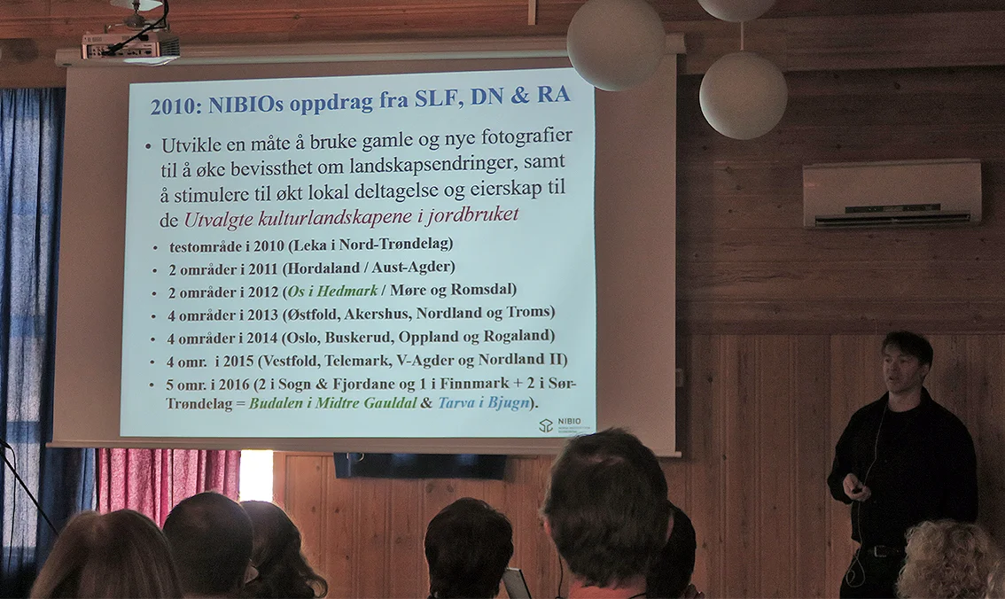 Oskar Puschmann fra NIBIO (Norsk institutt for bioøkonomi). Instituttet forsker og leverer kunnskap om mat- og planteproduksjon, miljø, kart, arealbruk, genressurser, skog, foretaks-, nærings- og samfunnsøkonomi. I sommer har Puschmann refotografert i Budal. Mandag kveld holdt han bildeforedrag i bygda .