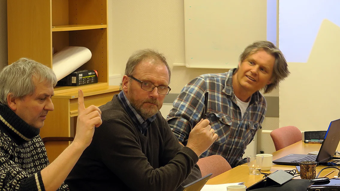 Fra venstre: Bjørn Rangbru, Fylkesmannen i Sør-Trøndelag, Per Ousten, leder i villreinnemnda og leder i styringsgruppa og Vegard Gundersen, prosjektleder fra NINA. Foto: A. Nyaas