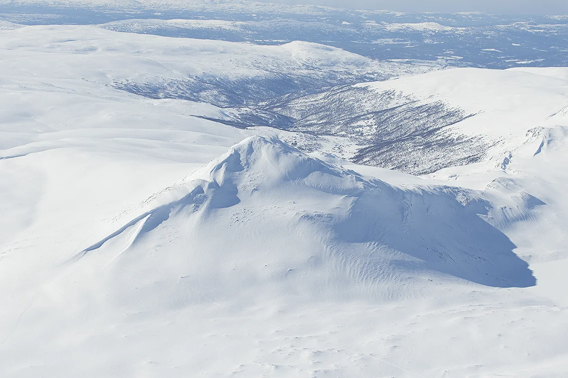 Forollhogna (1332 moh.) med Synnerdalen i bakgrunnen fotografert kl. 16.13. Det er sjelden at fjellene "på nordsida" er så kvite så sent på vinteren. Foto: A. Nyaas