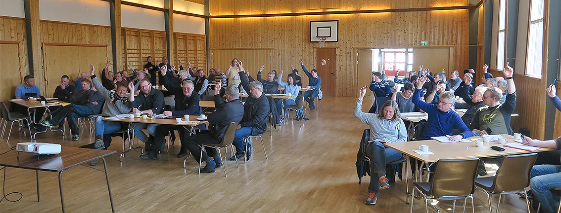 Beregningen av nytt tellende areal og bestandsplanen skal behandles på et ekstraordinært årsmøte innen utgangen av året. Vingelen fremmet forslaget (bordet i midten foran). Foto: Arne Nyaas