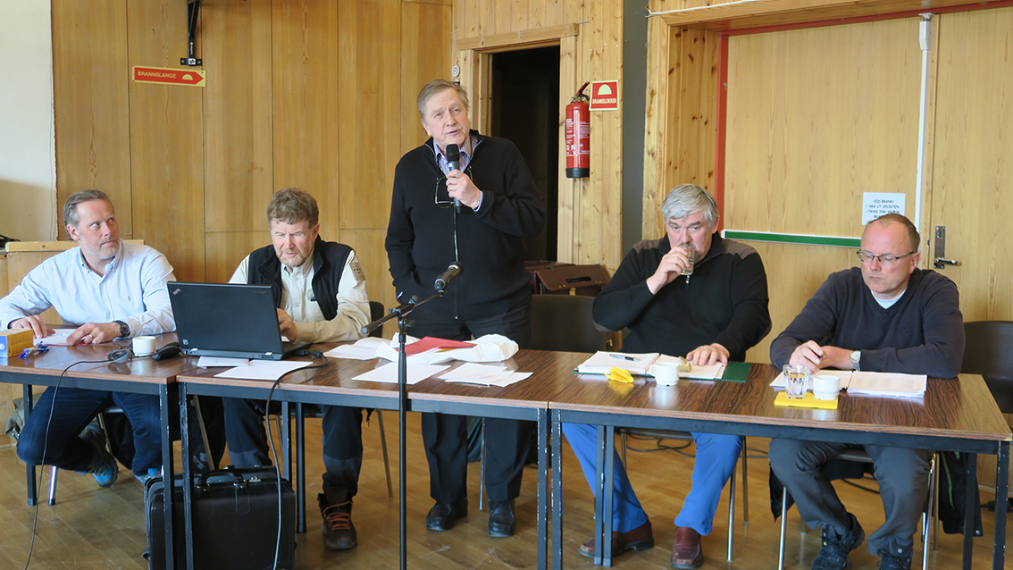 Fra venstre: Årsmøtesekretær Roar Eckermann, utvalgssekretær Terje Borgos, møteleder Leif Kåre Kvangraven, utvalgsleder Hallvard Urset og utvalgsmedlem John Arne Aasen. Foto: Arne Nyaas