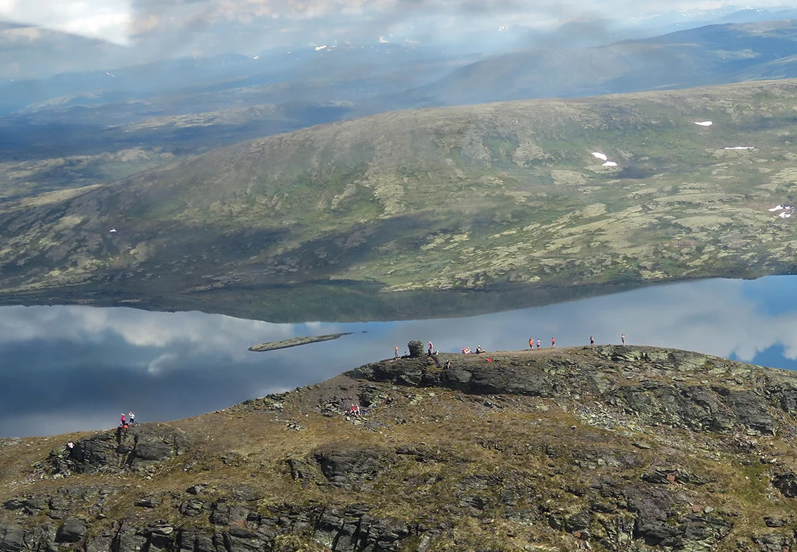 I finværet på lørdag var det stor utfart til toppen av Forollhogna. Foto: Arne Nyaas