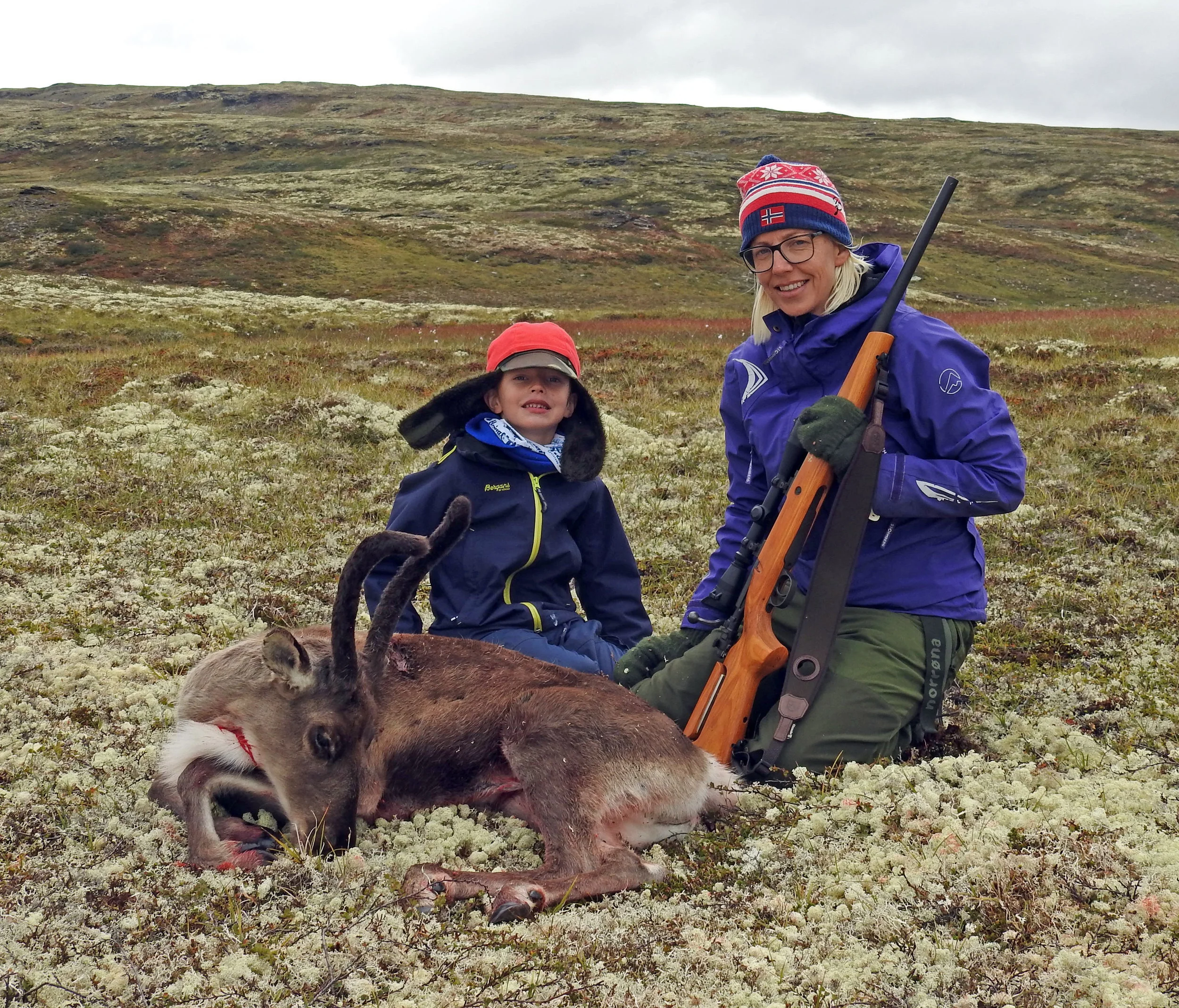 Fornøyde førstegangsjegere nord for Langvatnet. Bildet er tatt 22. august 2018. Foto: Ingebrigt Storli