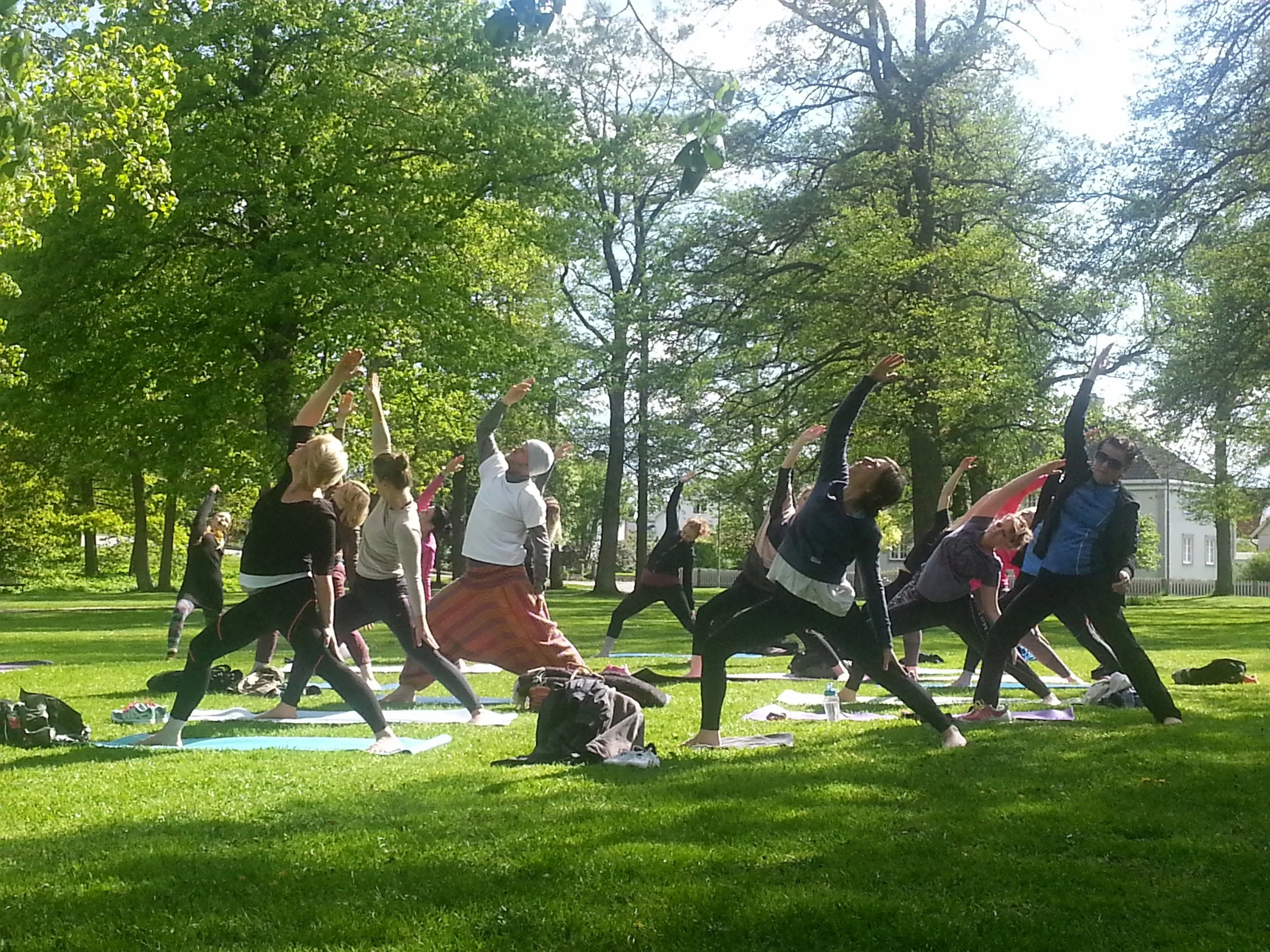 Flödande tid i Park Yoga, Växjö, Yoga By Magie. Photo: Anneli Eller, Copyright Service By Magie