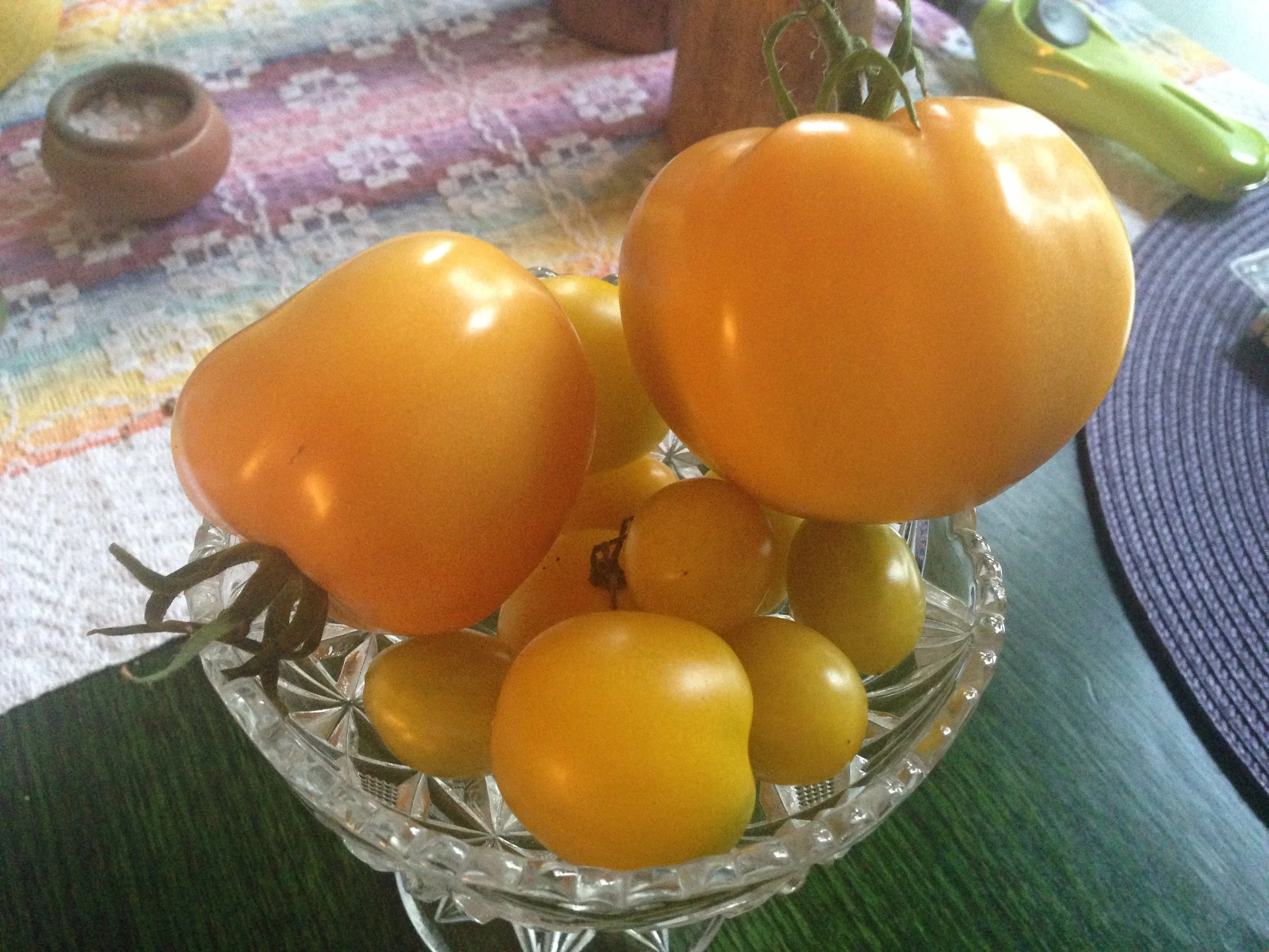 De gula tomaterna är självklart också utsökta som soppa! Den gula färgen stimulerar det tredje chakrat; manipura