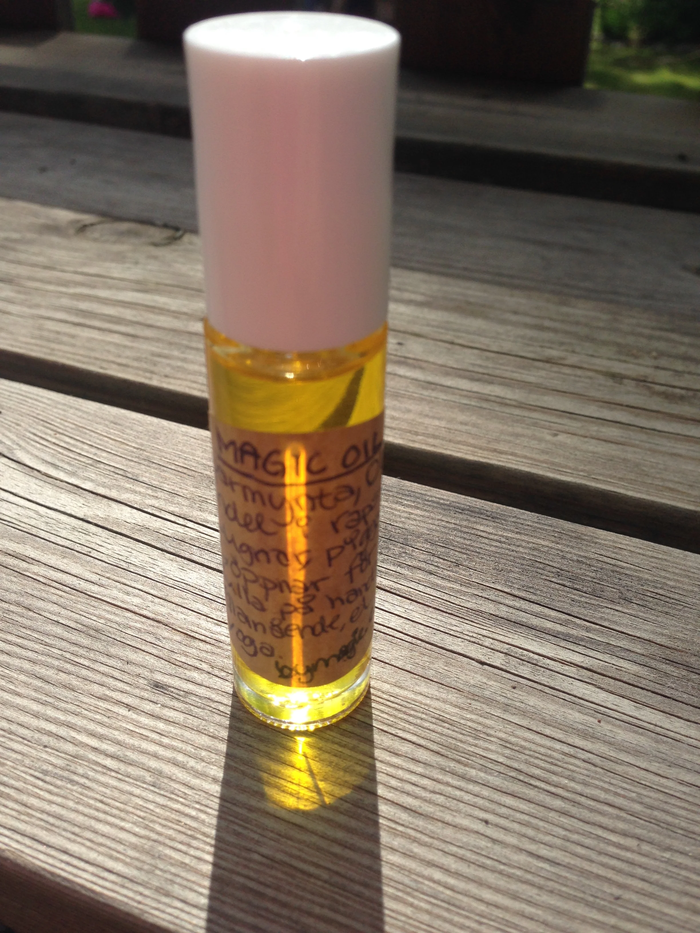 Magic Oil av pepparmynta, olibanum, lavendel i raps- och kokosolja. Ekologisk. Kontakta mig för att beställa magdalena@bymagie.com