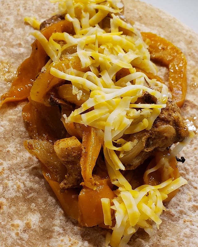 Chicken Fajitas #thatcleanlife these were king in the house today! Super easy and super delicious!!!!! Left overs will definitely be on the menu tomorrow🤤 #chickenfajitas #easyrecipes #mealplanning #mealplan #bellpeppers #onepanmeal #chickenbreast