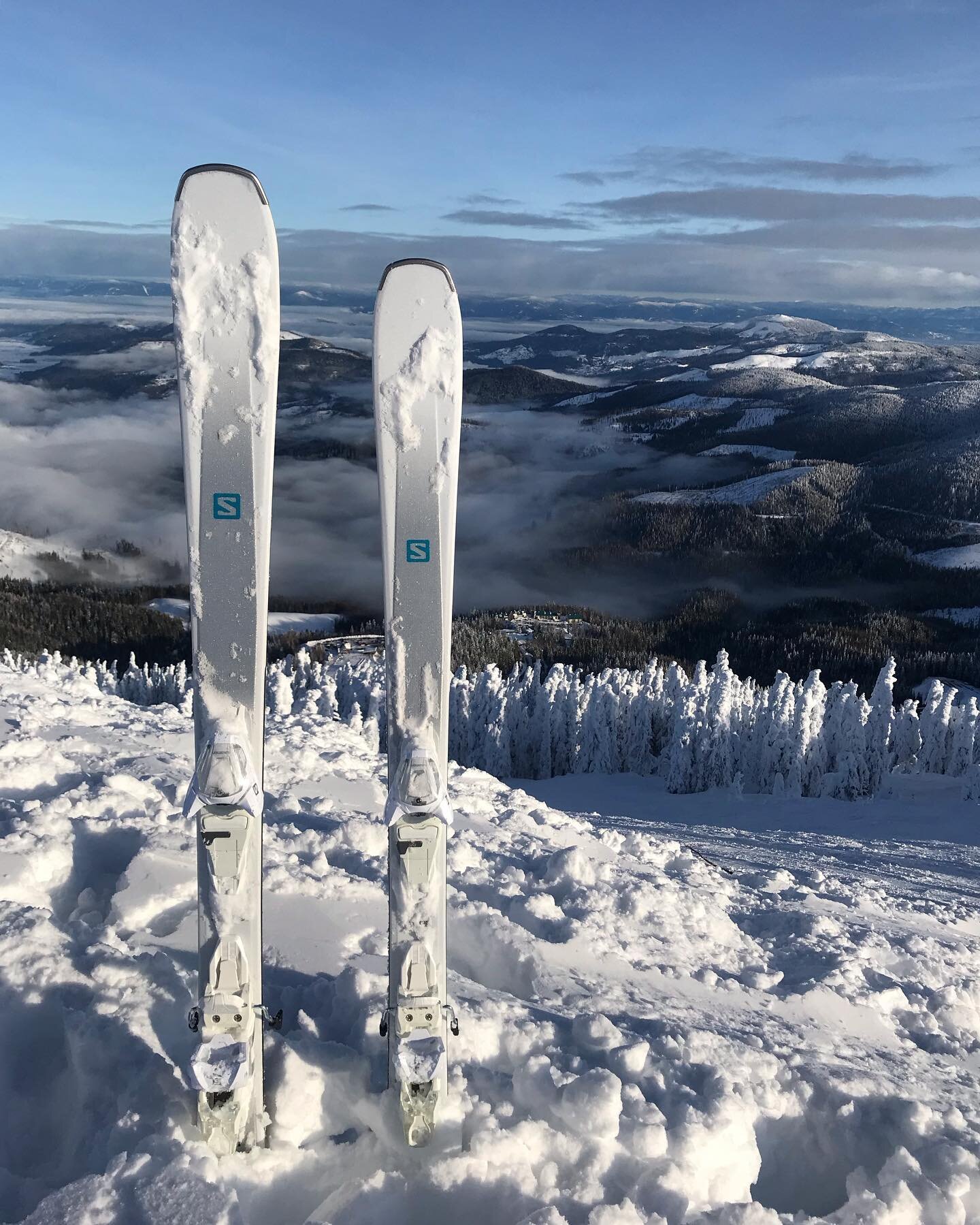 Absolutely no tweaking to this photo, it was just that perfect of a day on top of Mt. Spokane. 💕
Also, I know function is the most important thing (and these skis are working great for me), but I can&rsquo;t get over how slick they look too! 😅⛷