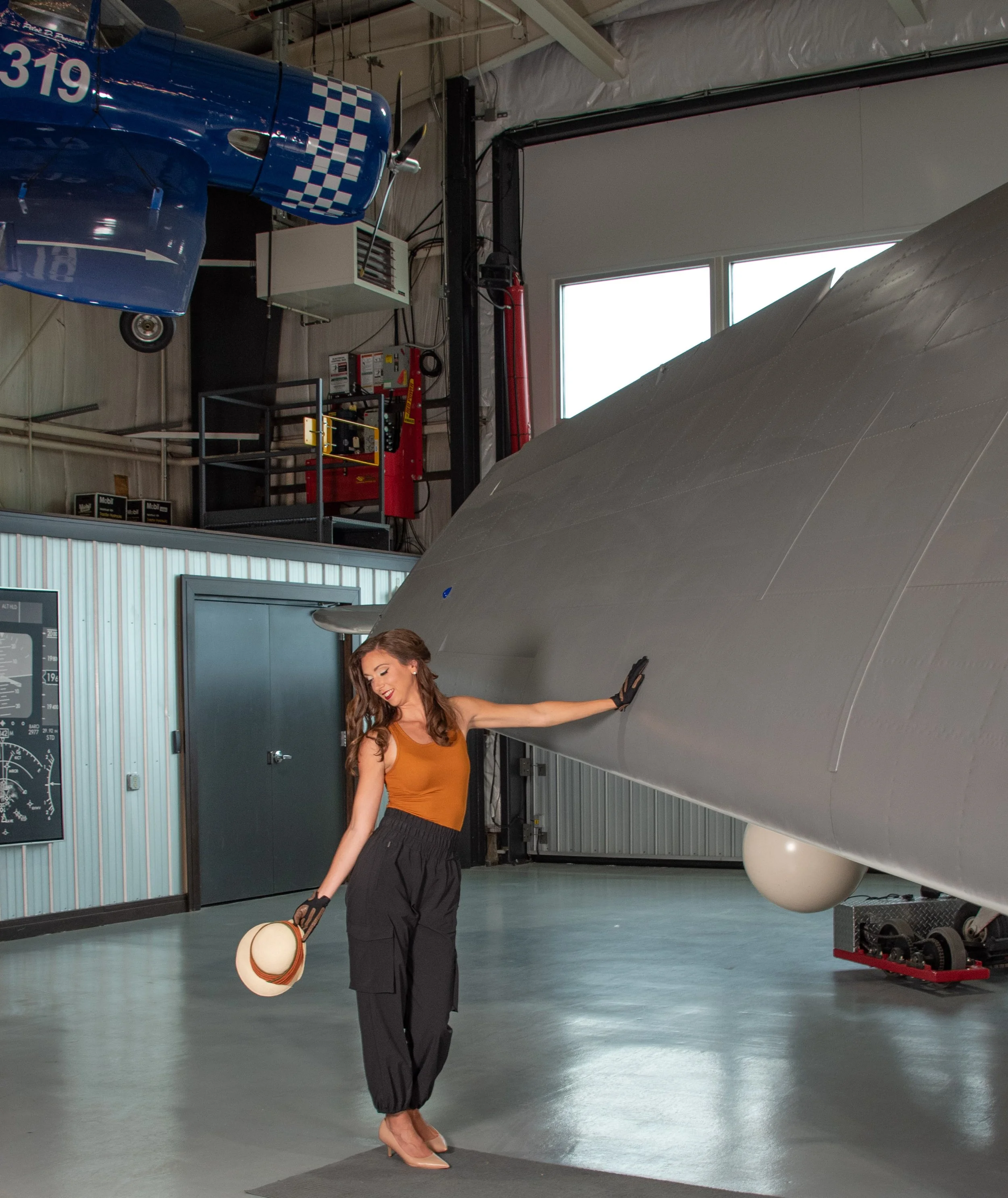 Pinup Hangar-3.jpg
