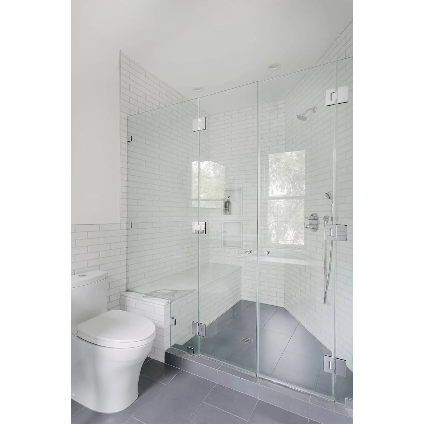 Bright, textured tile with Statuarietto benches and niches in the master bath, Sunset Park Townhouse. 📸 @nickglimenakis

#janekimdesign #interior #architecture #renovation #bathroom #townhouse #tile