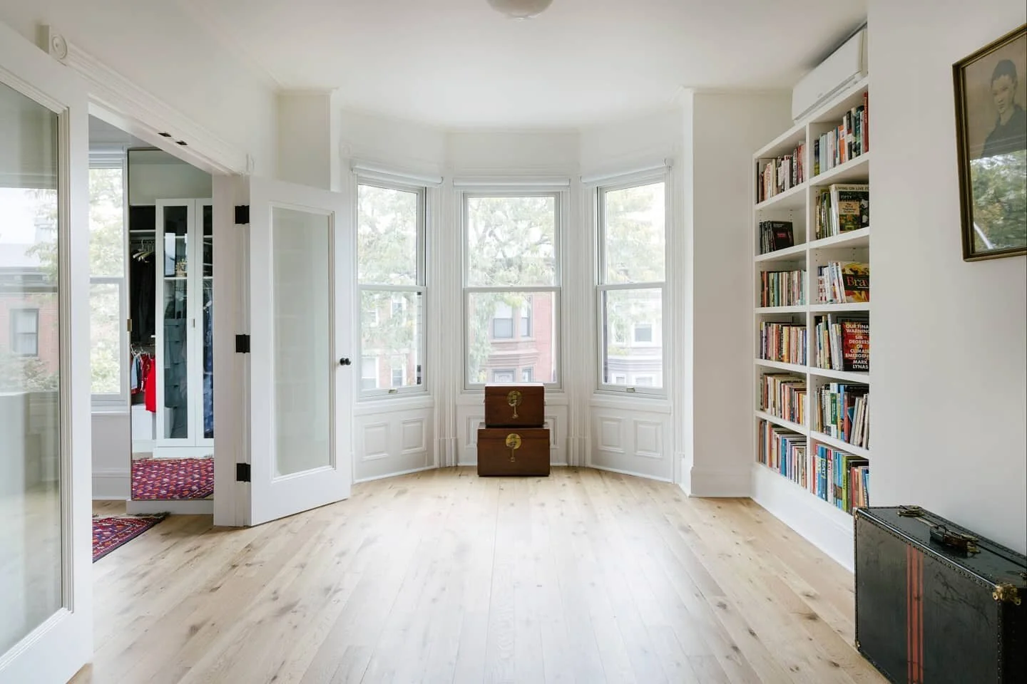 Reclaimed white oak floors in the Sunset Park Townhouse. @caclosets did great work on the master bedroom closet. 📸 @nickglimenakis 

#janekimdesign #interior #architecture #renovation #townhouse #woodfloors #reclaimedwood