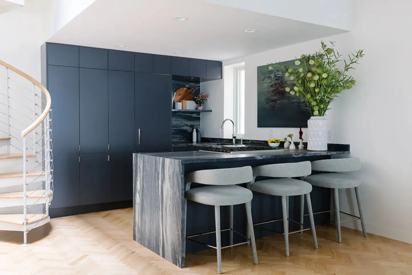 It all comes together in the Gramercy Penthouse kitchen. Plenty of texture from the herringbone floors and the Ocean Wave quartzite. 📸 @nickglimenakis 

#janekimarchitect #architecture #interiordesign #renovation #nyc #penthouse #kitchen #quartzite