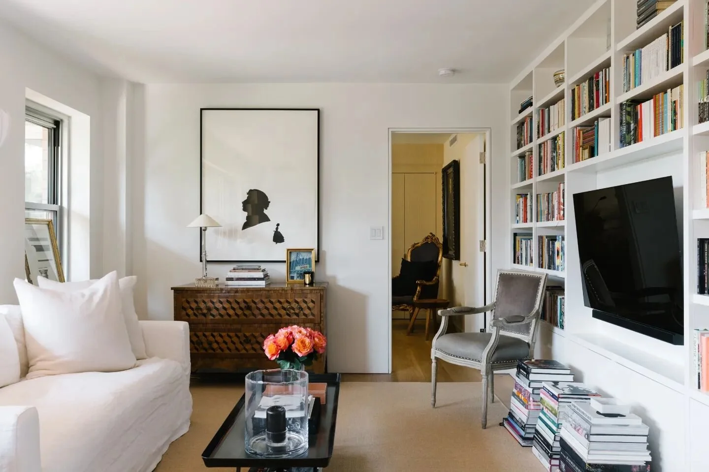 Lower Fifth Avenue Apartment 2021

JKA transformed this Washington Square co-op one bedroom into a peaceful space with breathtaking downtown views. Warm neutrals and textures wrap the interior, along with an extensive library. All photos courtesy of 