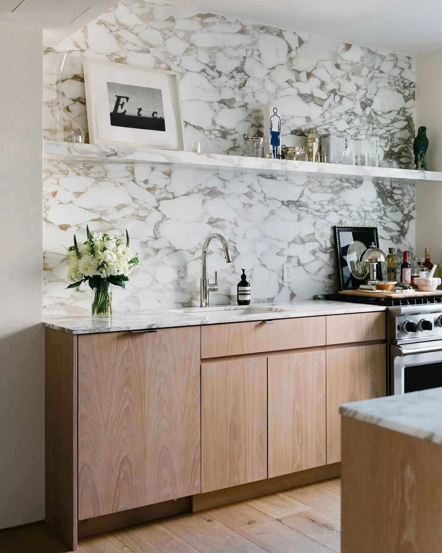 We fell in love with this Arabescato marble: the tones really warm up the whole room and fit perfectly with the white oak cabinetry. Lower Fifth Ave Apartment, 📸 @nickglimenakis 

#janekimarchitect #architecture #interiordesign #kitchen #renovation 